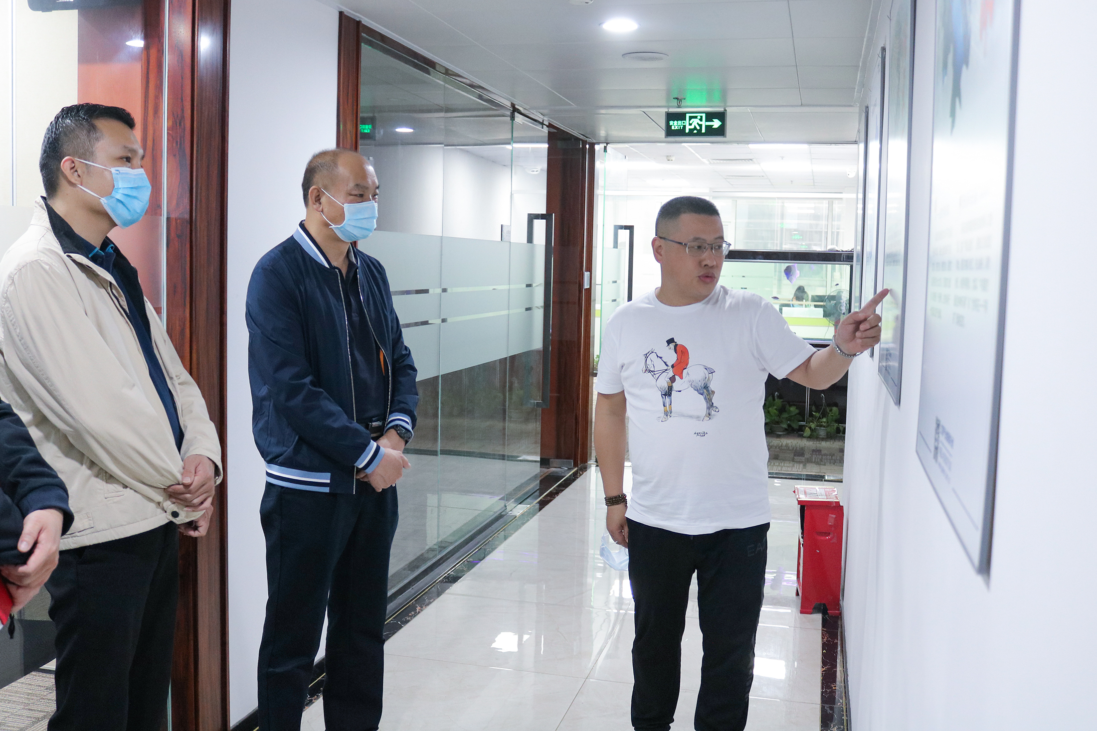 清溪镇委委员尹德明、谢文达一行人来访笔克集团